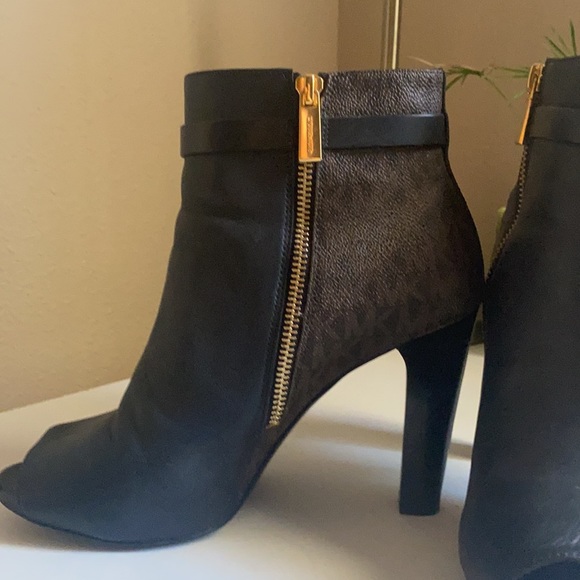 Gently worn Logo Michael Kors heeled booties - Picture 6 of 8